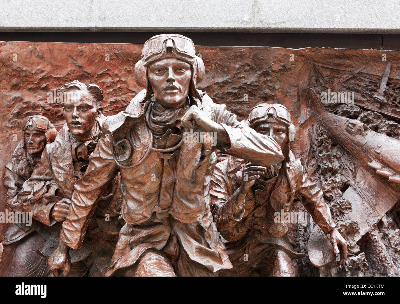 Une section de la War Memorial à Londres -des pilotes de la RAF et de l'équipage se précipiter à la sécurité après le bruit de leur avion Banque D'Images