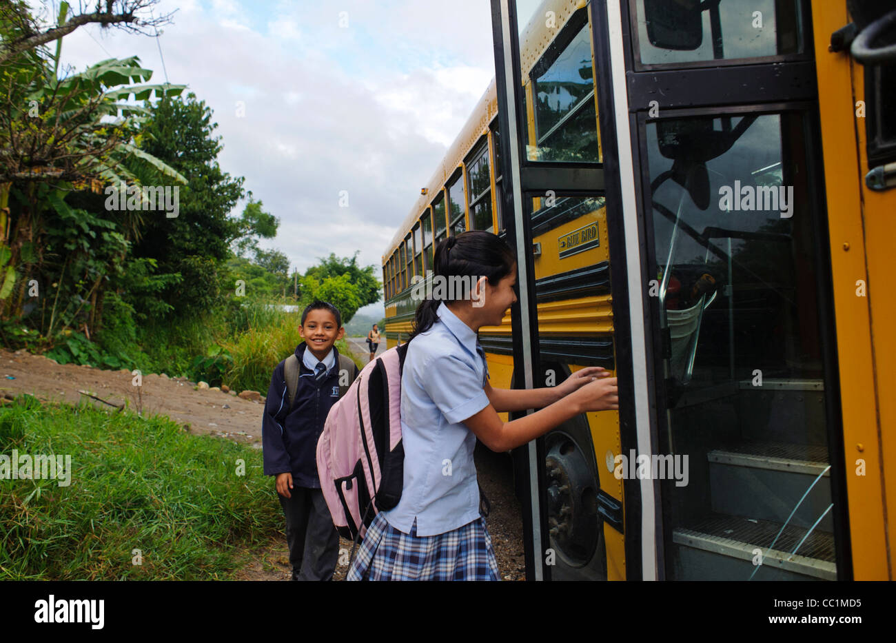 Les enfants de l'école de monter dans un bus scolaire à Gracias Lempira Honduras Banque D'Images