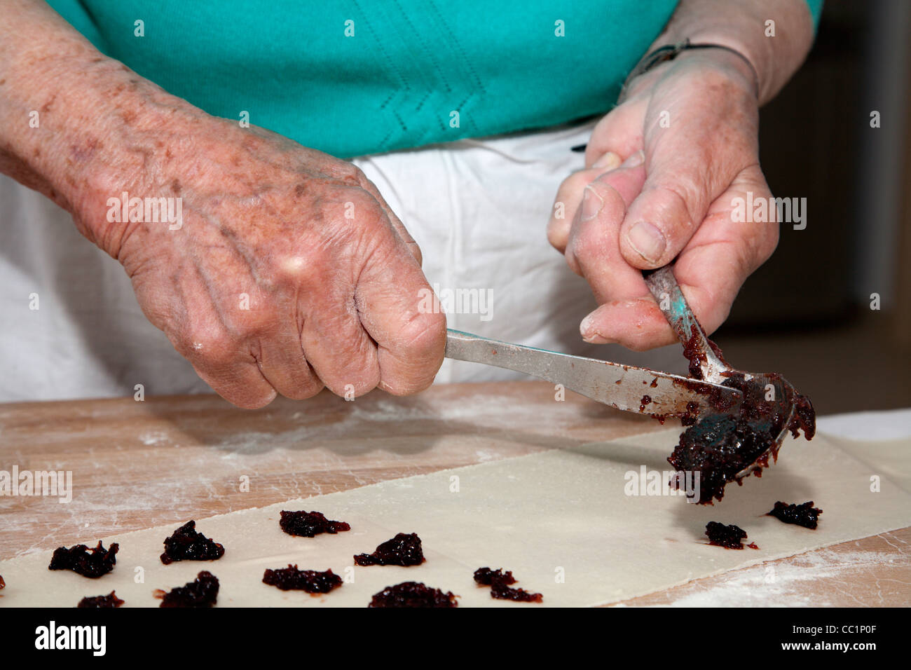Grand-mère mains à la cuisson Banque D'Images