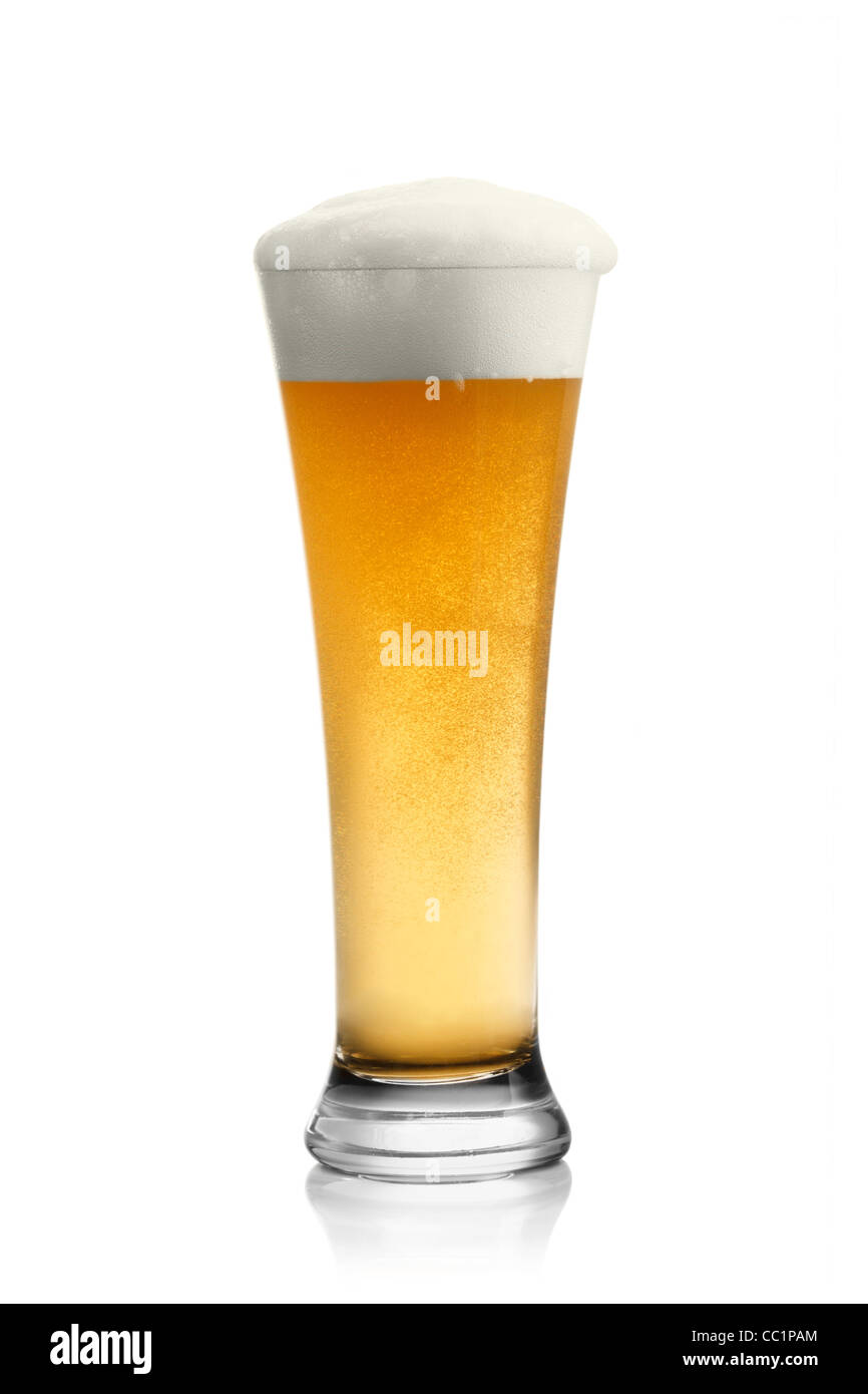Bière en verre isolé sur fond blanc Banque D'Images