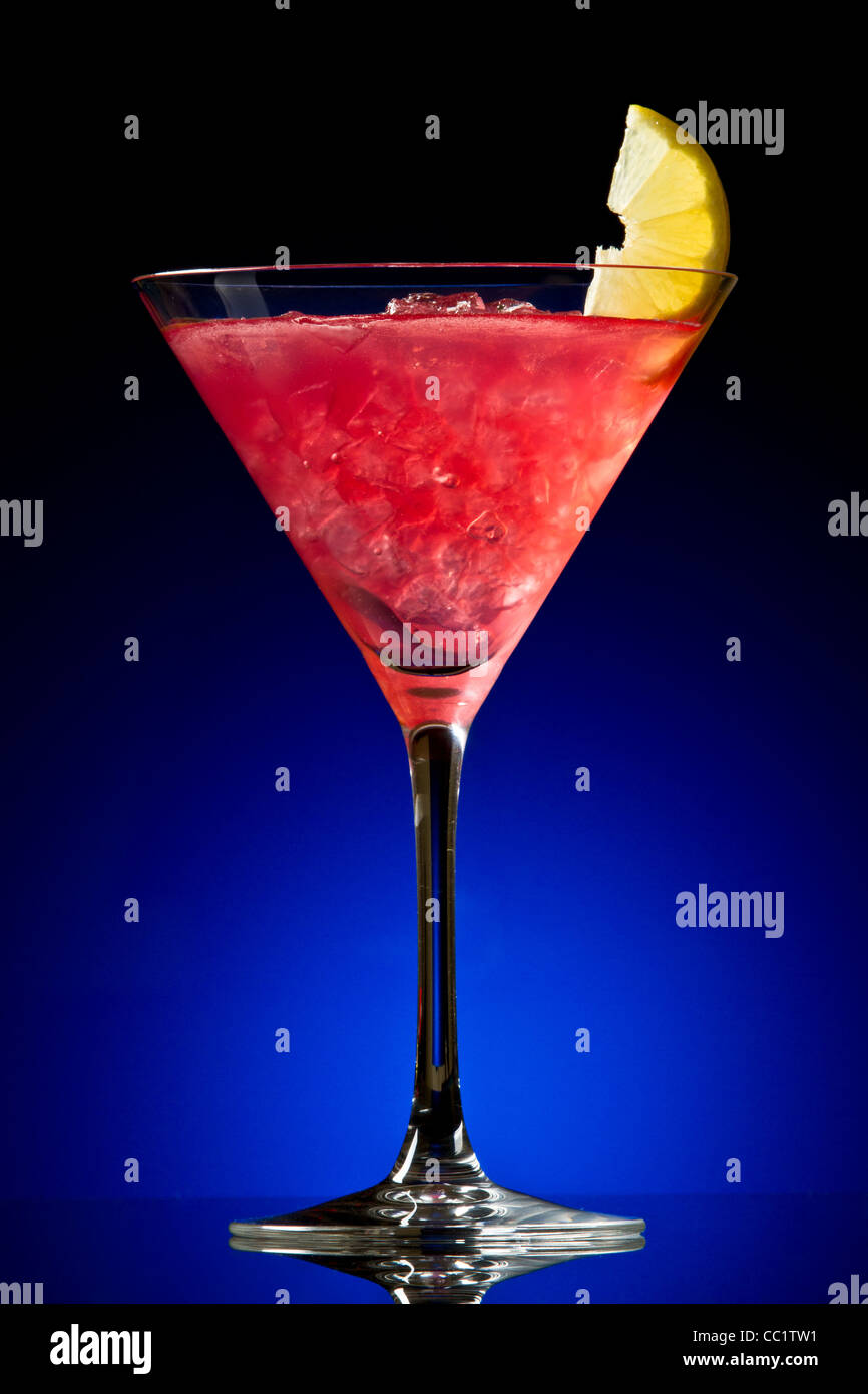 Cocktail Cosmopolitan verre sur un dégradé bleu Photo Stock - Alamy