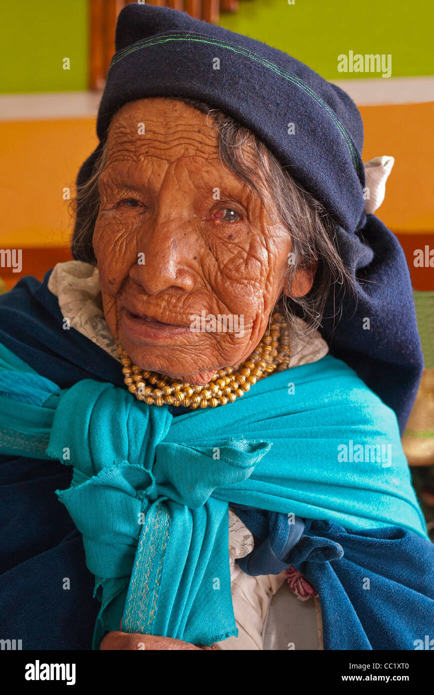 Une vieille femme indienne indigène avec fortement face ridée et troubles  de la vue porte des vêtements traditionnels Photo Stock - Alamy