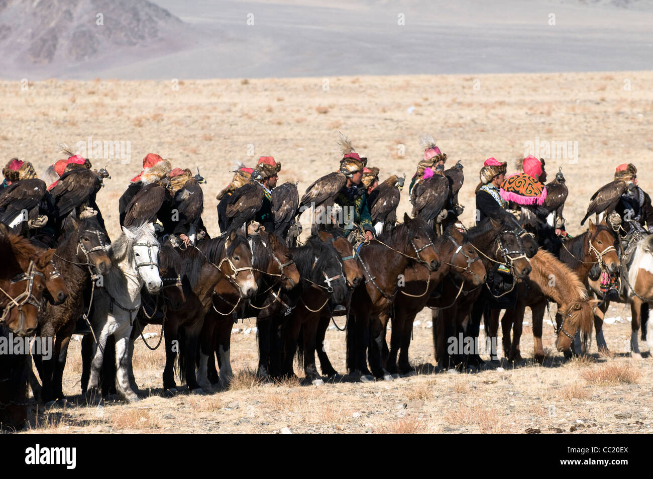 Les chasseurs eagle kazakhs se rassemblent dans l'eagle hunter annuel festival à Bayan Olgii dans l'ouest de la Mongolie. Banque D'Images