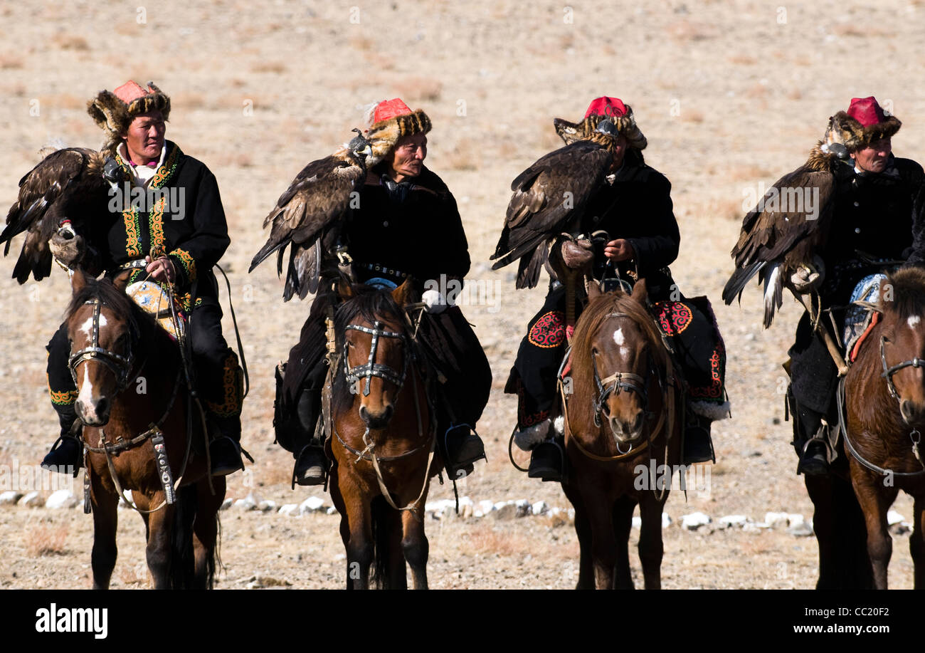 Les chasseurs eagle kazakhs se rassemblent dans l'eagle hunter annuel festival à Bayan Olgii dans l'ouest de la Mongolie. Banque D'Images