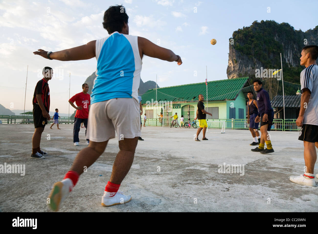 Les hommes de jouer une version de Sepak Takraw. Ko Panyi, Phang-Nga, en Thaïlande Banque D'Images