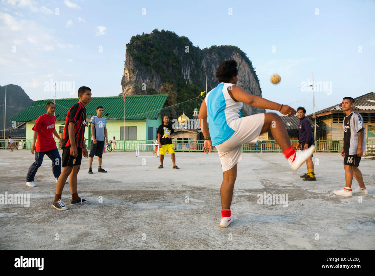 Les hommes de jouer une version de Sepak Takraw. Ko Panyi, Phang-Nga, en Thaïlande Banque D'Images