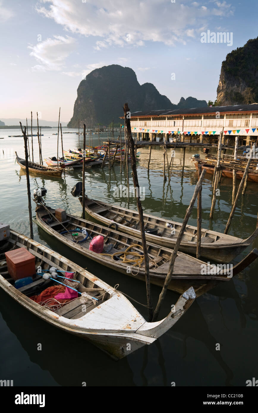 Bateaux de pêche à longue queue au village musulman de Ko Panyi, Phang-Nga, en Thaïlande Banque D'Images