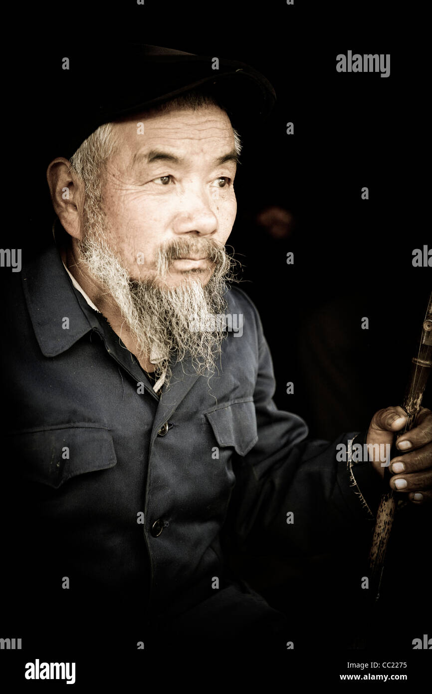 Portrait d'un musicien Naxi traditionnel au village de Baisha près de Lijiang, dans le Yunnan, la province, le sud-ouest de la Chine. Banque D'Images