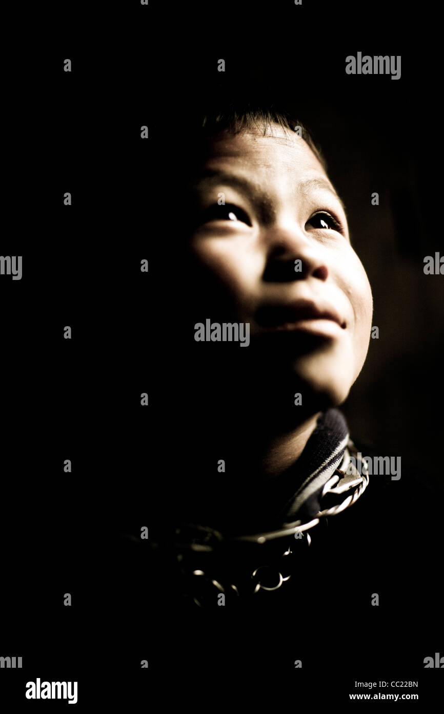 Portrait saisissant d'un garçon Hmong noir traditionnel au village de Sin Chai près de sapa au nord du Vietnam, S E L'Asie. Banque D'Images