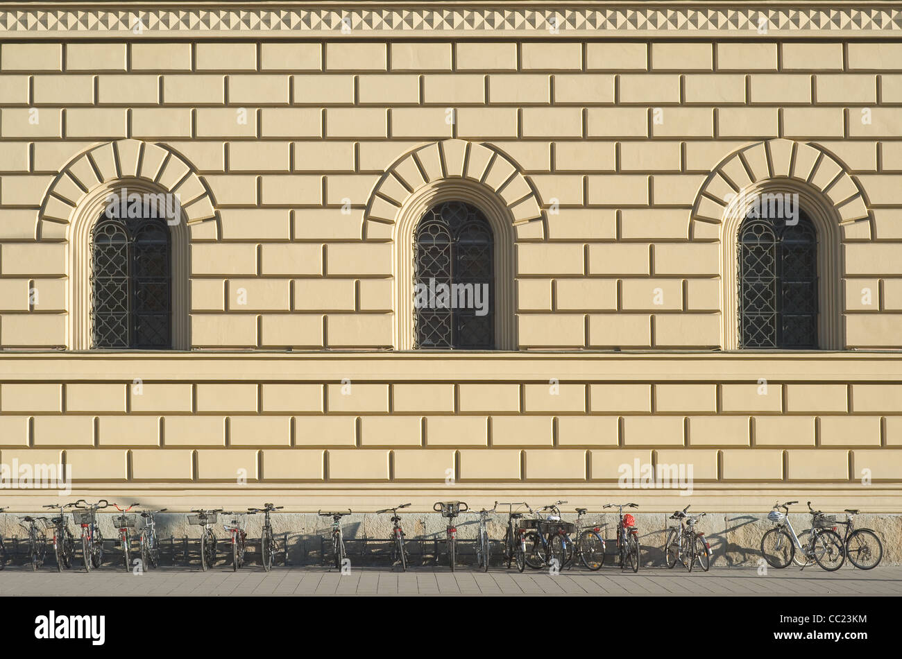 L'architecture de style Renaissance italienne avec des vélos en stationnement Banque D'Images