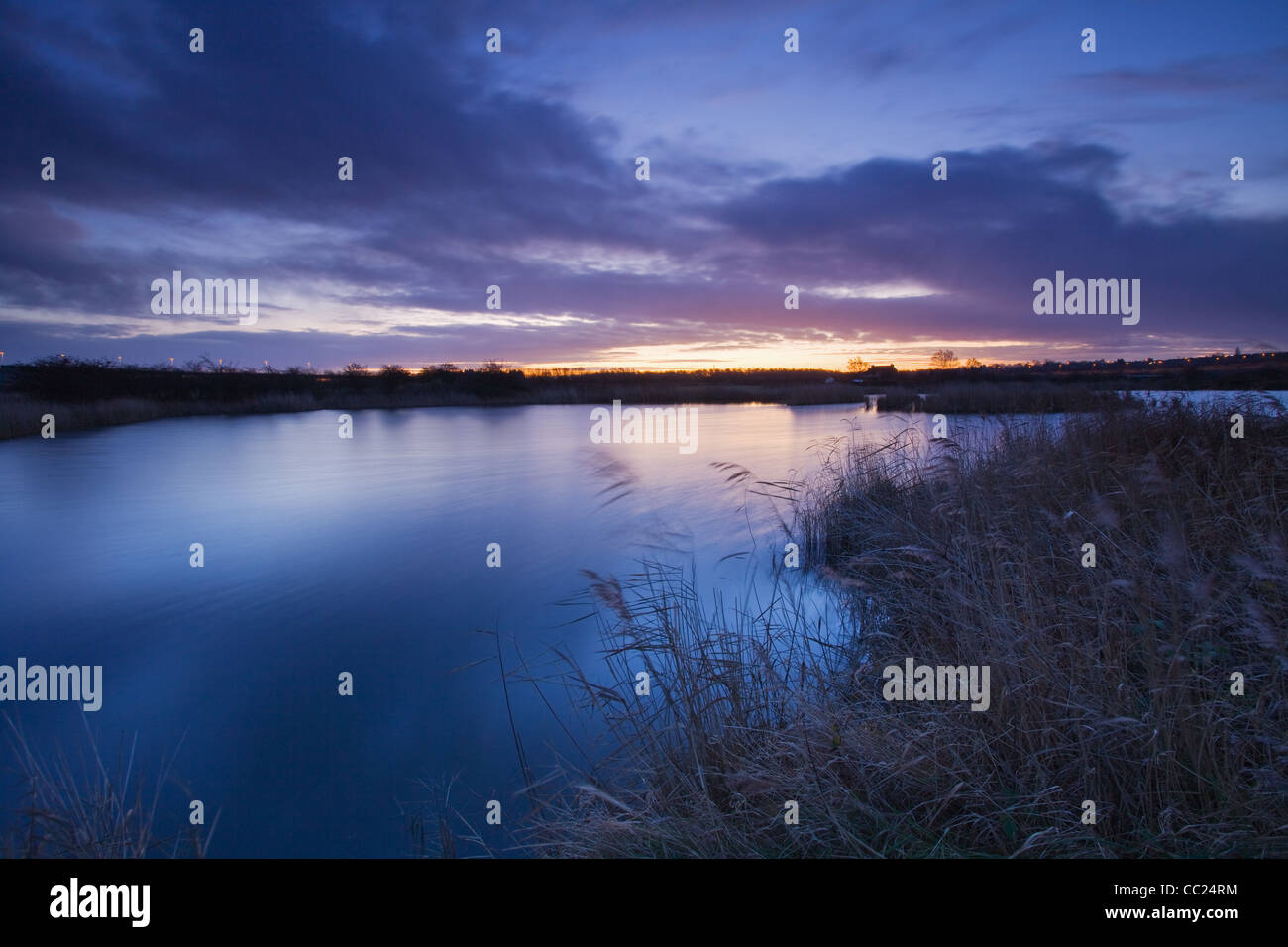 Un lever du soleil à l'Ings Réserve naturelle nationale en Amérique du Lincolsnhire par une froide matinée de Janvier Banque D'Images