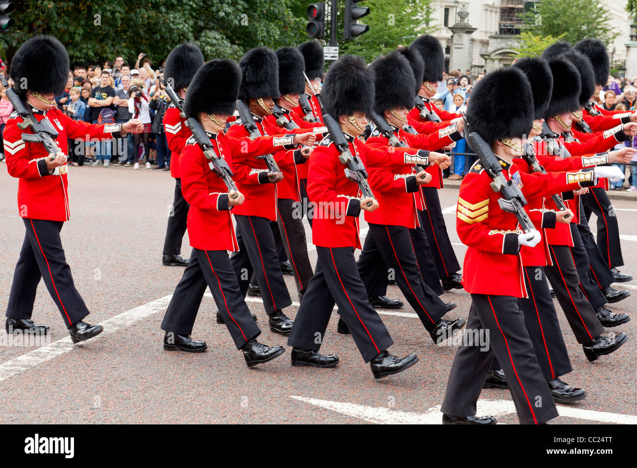 La relève de la garde à Buckingham Palace avec une fanfare, Londres, Angleterre. Banque D'Images