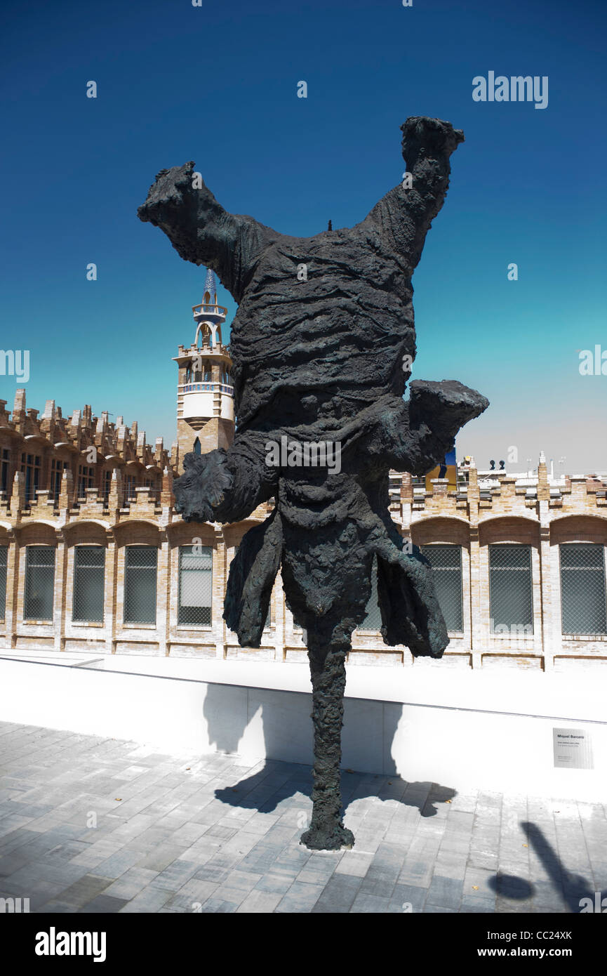 La sculpture de l'éléphant, l'éléphant en équilibre sur le tronc, c'est Barcelone. 27/7/2010 Banque D'Images