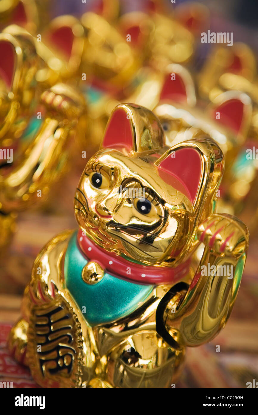 "Accueillir un chat" (également connu sous le nom de Maneki Neko) - qui est populaire dans la culture chinoise et japonaise, comme un symbole de bonne fortune. Ch Banque D'Images