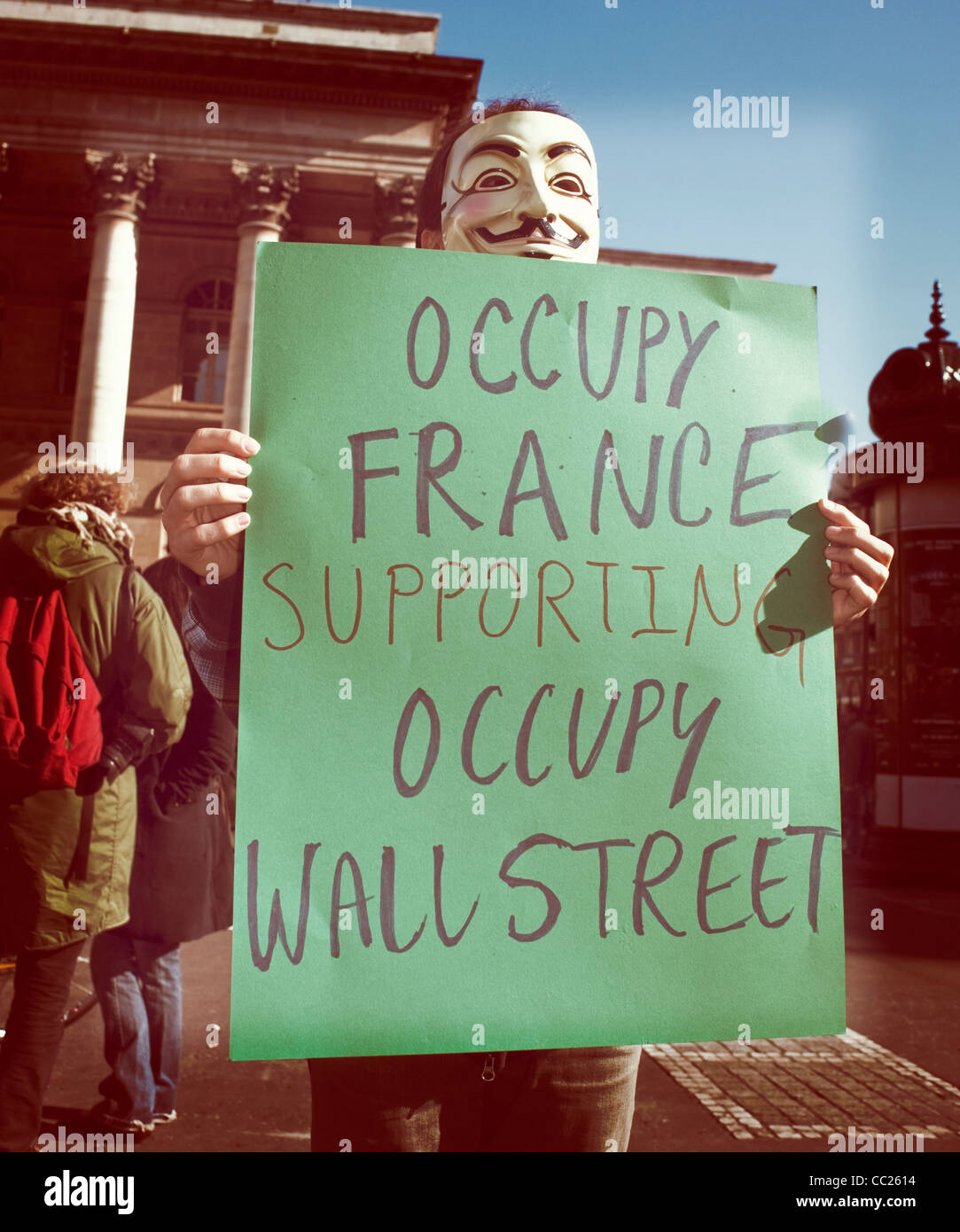 Paris, France, "occuper la France", démonstration, (l'appui international de 'Occupy Wall Street' manifestations), l'homme avec Vendetta Mask Holding affiche à l'extérieur de protestation manuscrite (Instagram) Banque D'Images