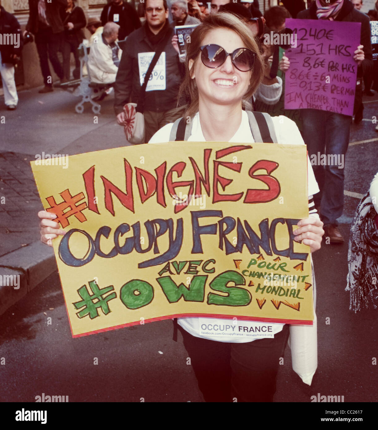 Paris, France, Occupy France, manifestation, International support of Occupy W-All Street manifestations une femme protestant tenant signe de protestation, (Instagram) des jeunes protestant Banque D'Images