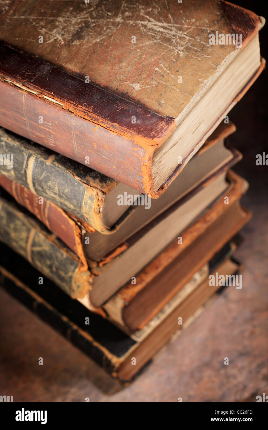Une pile de vieux livres usés et en lambeaux. Peu de profondeur de champ. Banque D'Images