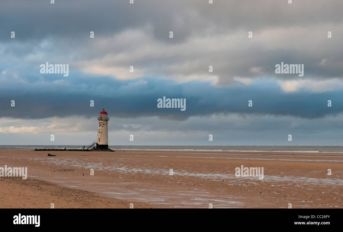 Phare de Talacre avec nuages soir lointain, profil gauche Banque D'Images