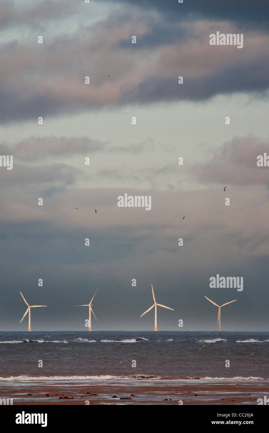 Ferme éolienne de Talacre sur horizon contre soir nuages, fermer, portrait Banque D'Images