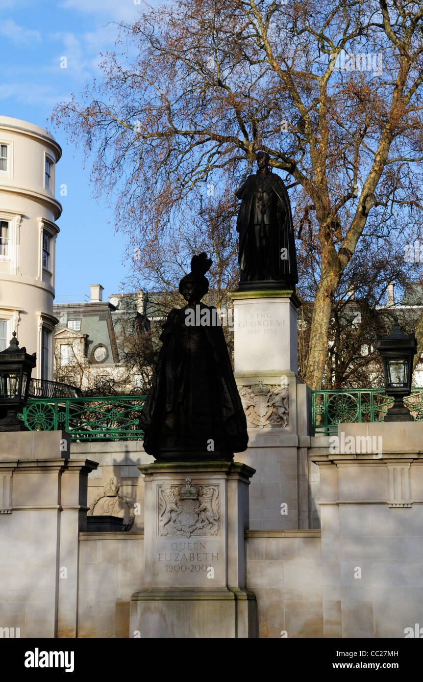 Les Statues de la reine Elizabeth la reine mère et le roi George VI, le Mall, Westminster, London, England, UK Banque D'Images