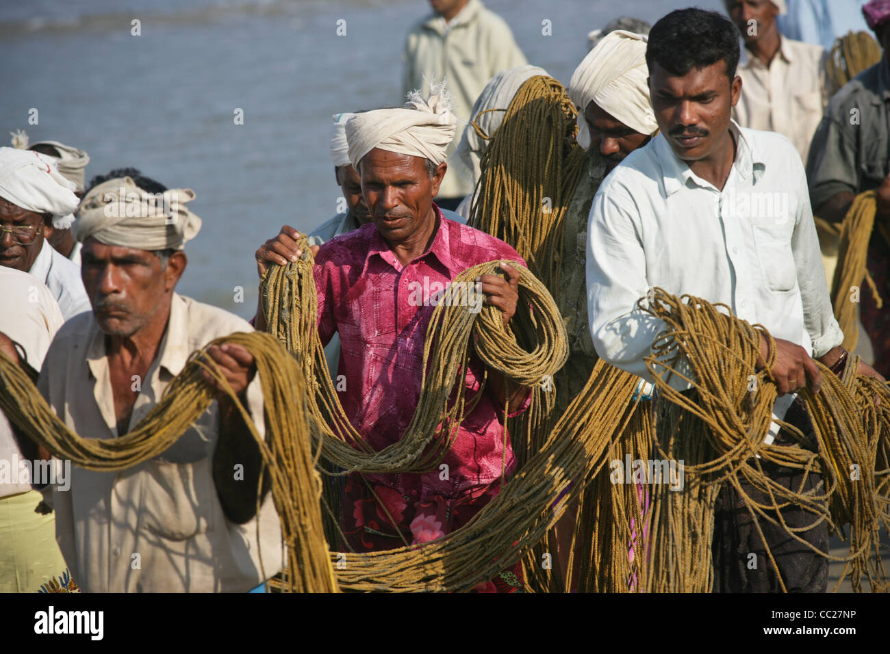 Photographie par Roy Riley à leurs filets des pêcheurs sur la plage de Kovalam au Kerala, en Inde Banque D'Images