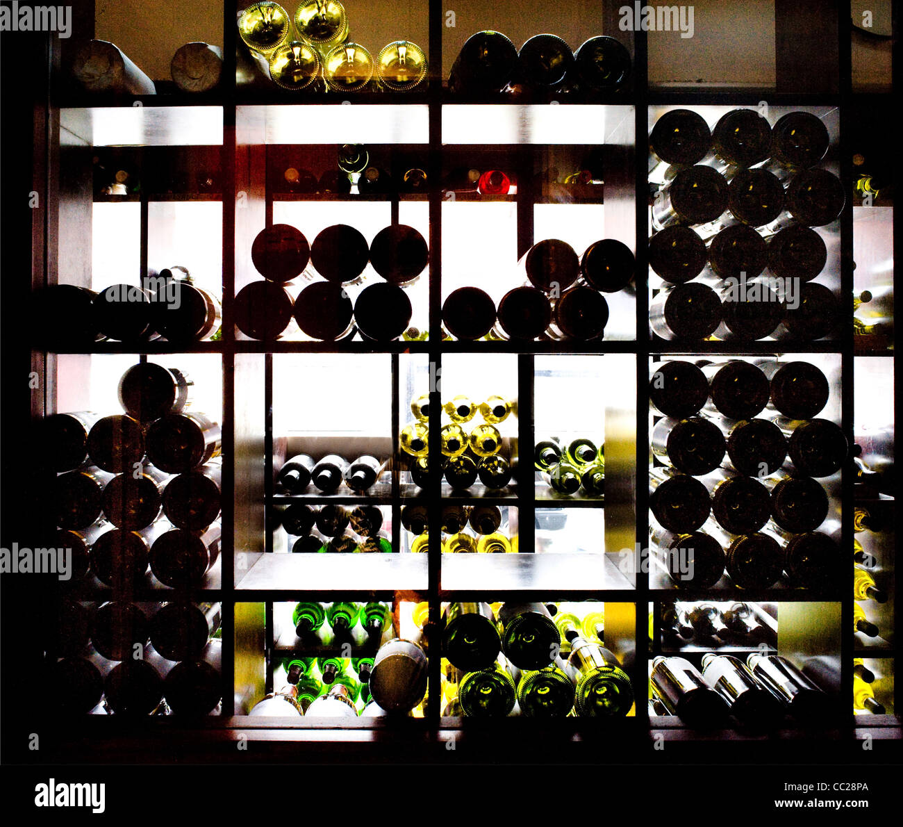 Les bouteilles de vin dans un support de vin Banque D'Images