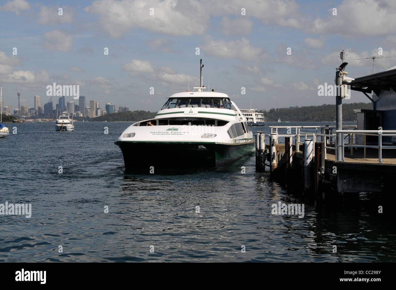 Un traversier de banlieue à grande vitesse de la Sydney Ferries Corporation quitte Watsons Bay en Nouvelle-Galles du Sud, en Australie Banque D'Images