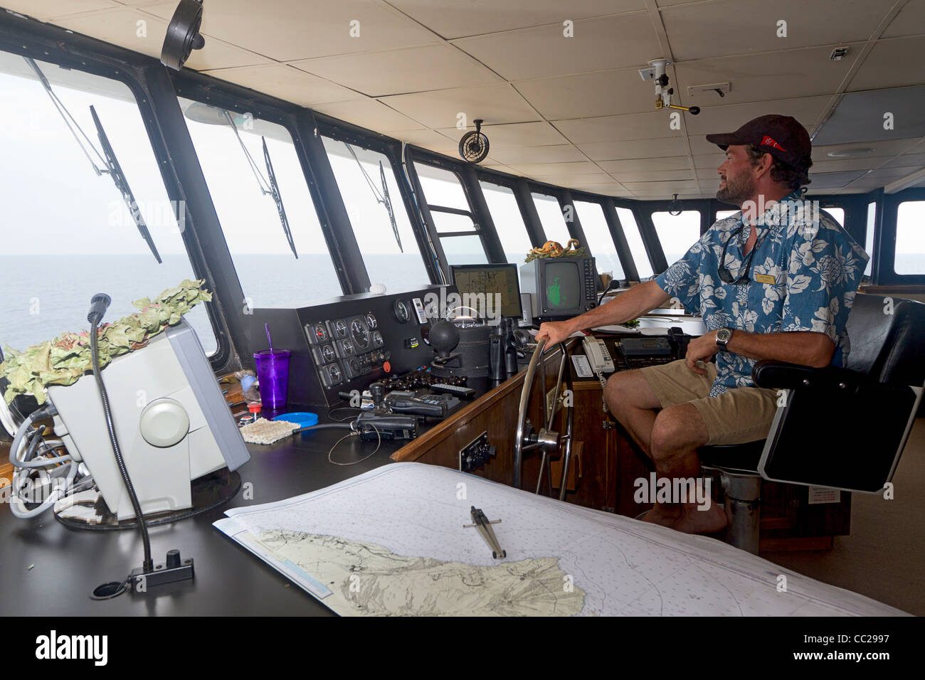 Capitaine à la barre dans la timonerie d'American yacht de croisière Croisières Safari, Safari Explorer, à Hawaii, USA. Banque D'Images