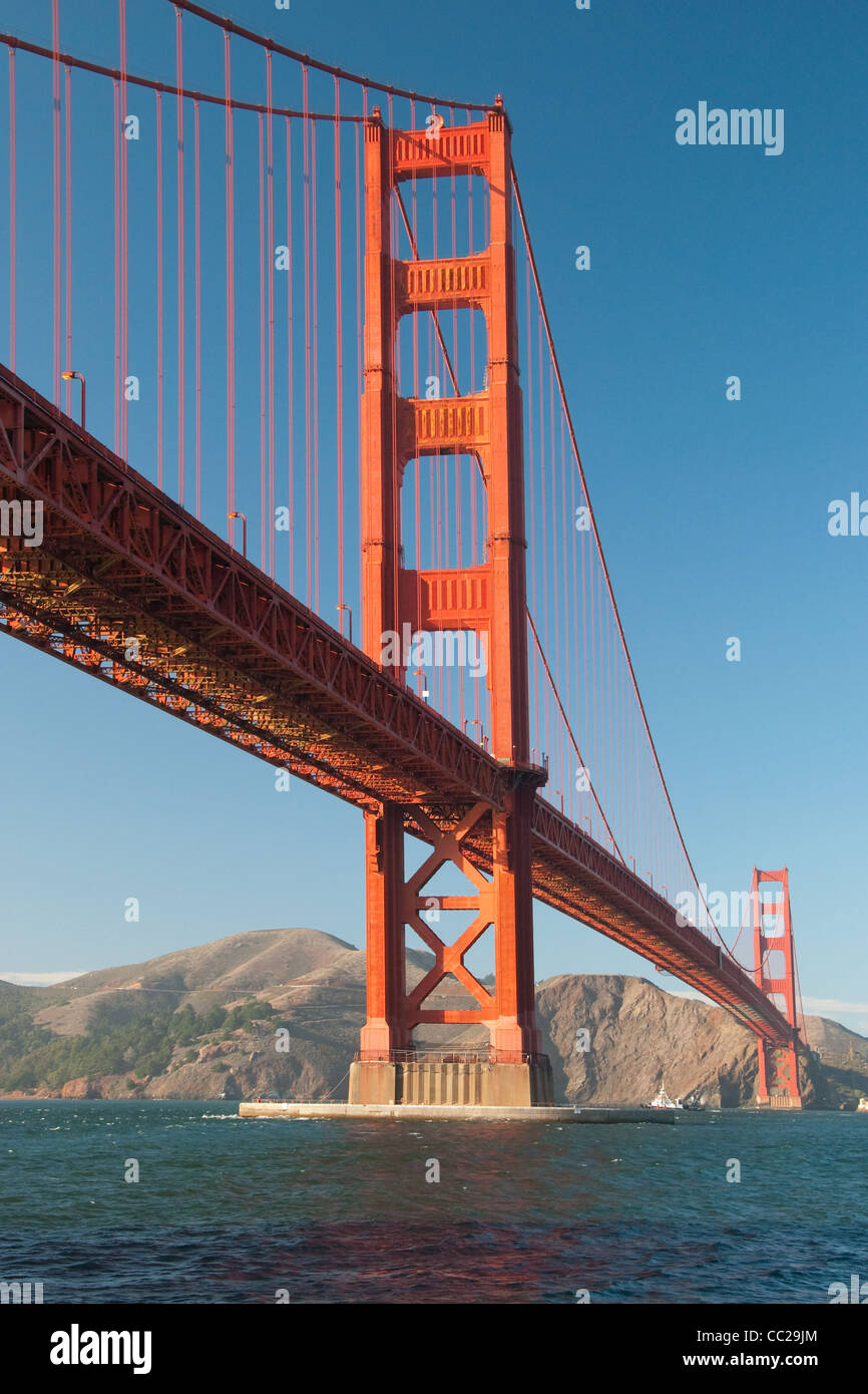 Le Golden Gate Bridge à San Francisco pendant le coucher du soleil avec de belles océan bleu azur en arrière-plan Banque D'Images