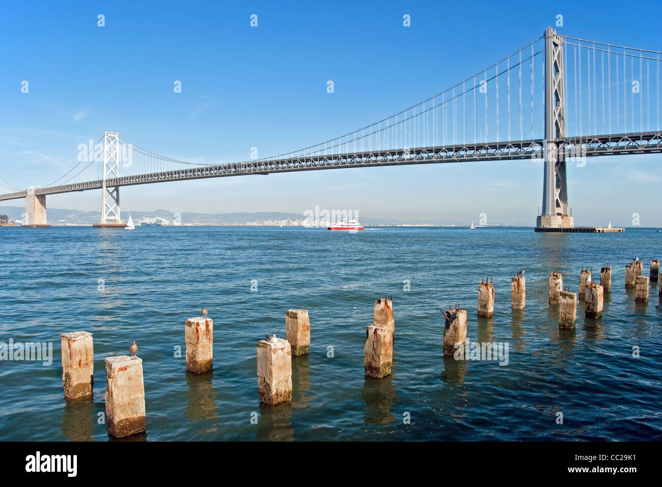 Oakland Bay Bridge Suspension à San Francisco à l'île de Yerba Buena avec le centre-ville Banque D'Images