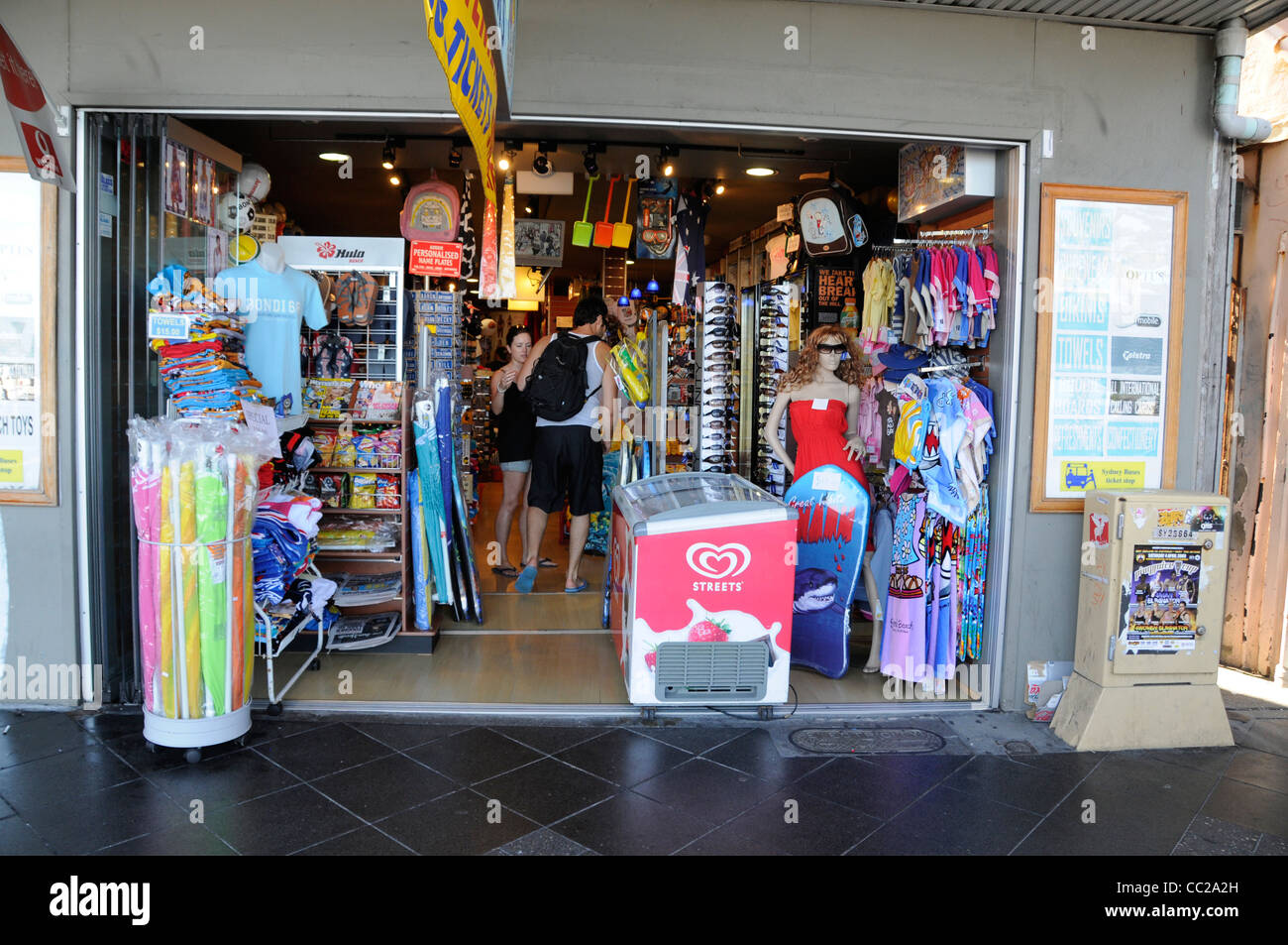 L'une des nombreuses boutiques de souvenirs sur Campbell Parade à Bondi Beach, près de Sydney, New South Wales, Australia Banque D'Images