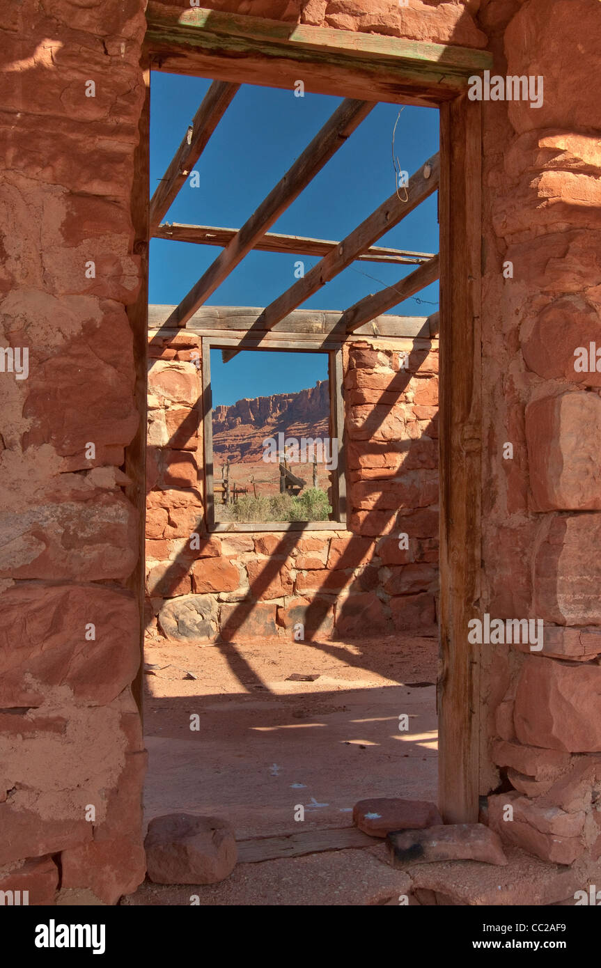 Maison en ruine abandonnée au ranch près de Jacobs et de l'eau de la piscine à Vermilion Cliffs National Monument, Arizona, USA Banque D'Images