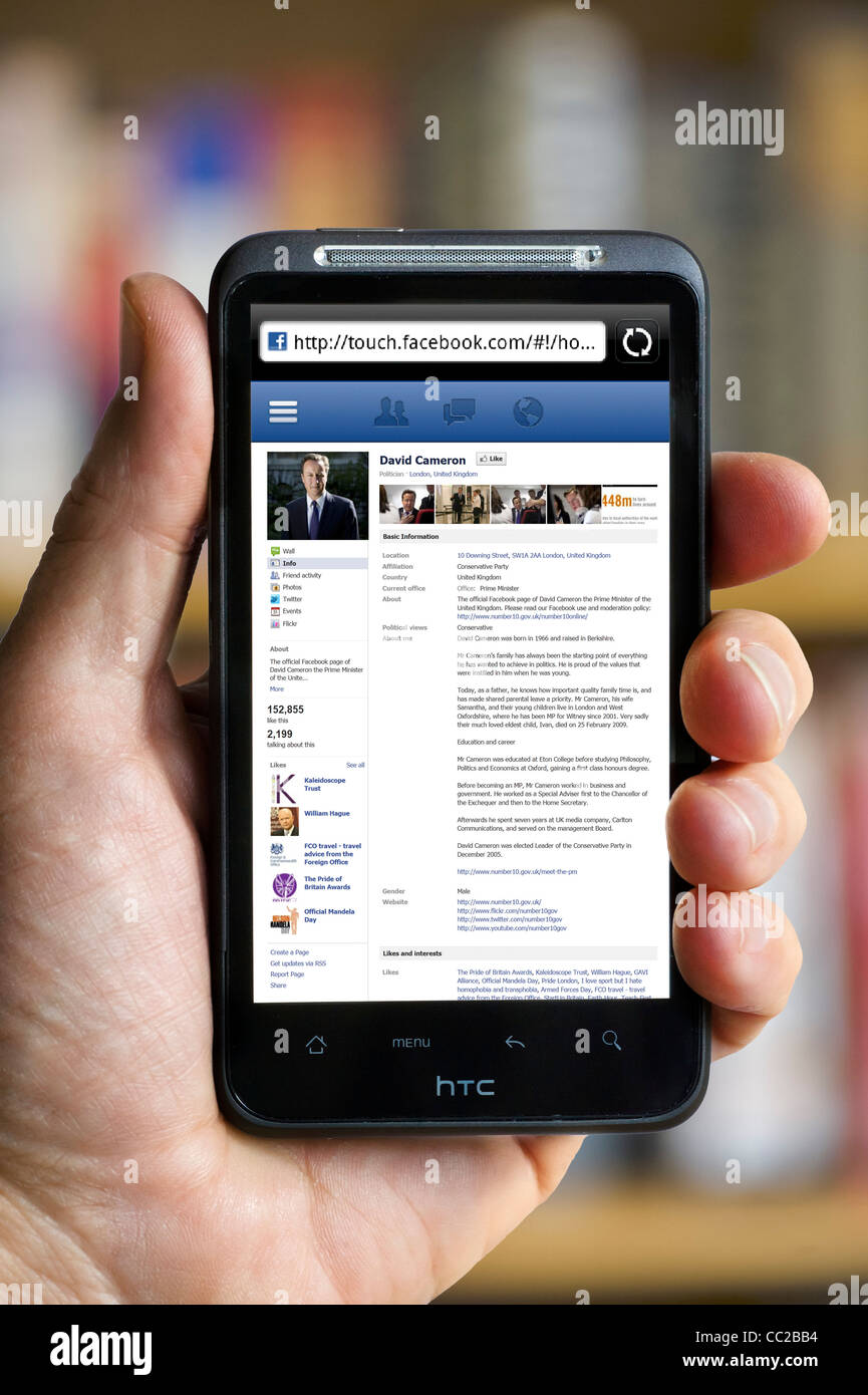 En regardant le Premier ministre britannique, David Cameron's home page sur Facebook sur un smartphone HTC Banque D'Images
