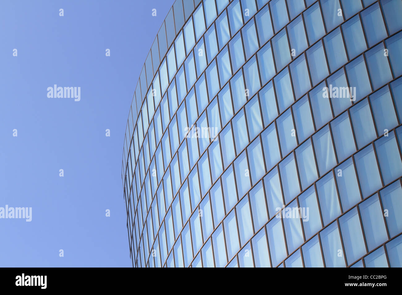 Façade de verre moderne office tower en face de ciel bleu Banque D'Images