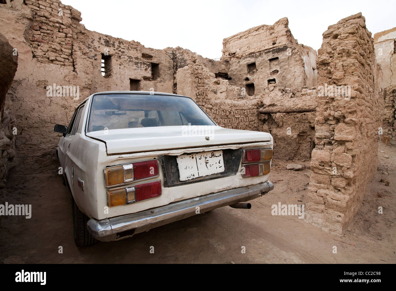 Vieille voiture garée dans le village historique de El-Qasr à Dakhla Oasis. Désert de l'Ouest, l'Egypte Banque D'Images