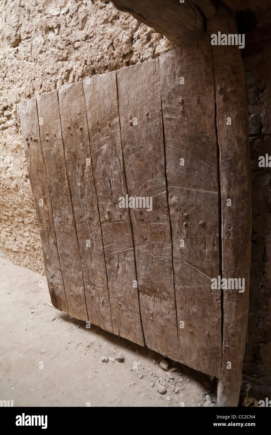 Porte de bois au village historique de El-Qasr à Dakhla Oasis. Désert de l'Ouest, l'Egypte Banque D'Images