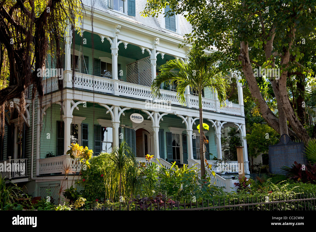 Le Porche, petit bar à l'intérieur d'un bâtiment en bois aux couleurs des Caraïbes typique de Key West, Florida Keys, Floride, USA Banque D'Images