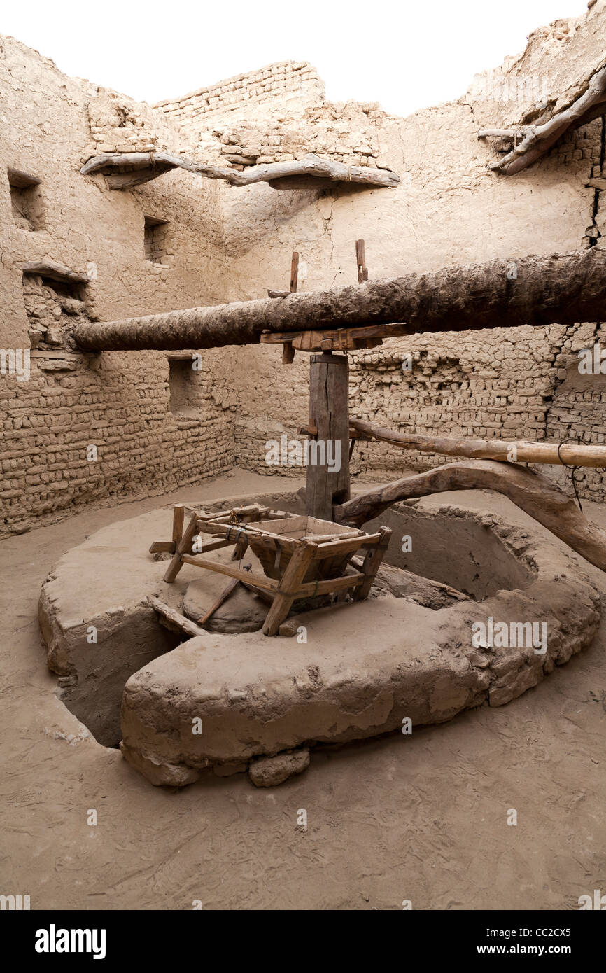 Presse à Huile dans le village historique de El-Qasr à Dakhla Oasis. Désert de l'Ouest, l'Egypte Banque D'Images