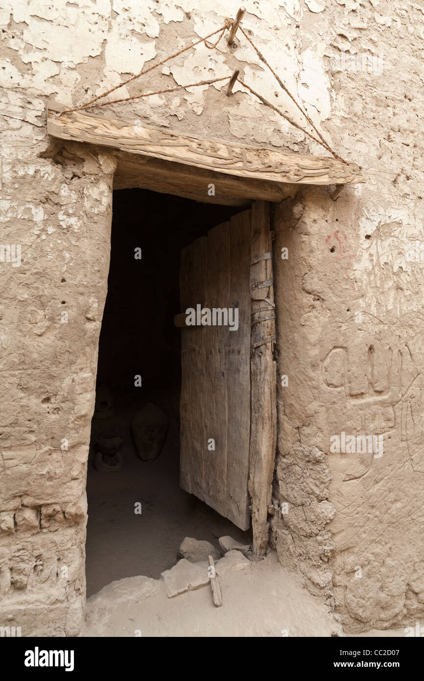 Porte dans le village historique d'El-Qasr à Dakhla Oasis. Désert de l'Ouest, l'Egypte Banque D'Images