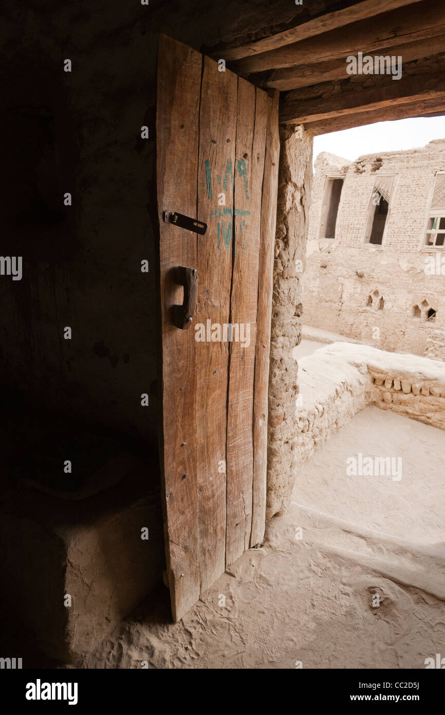 Porte de bois au village historique de El-Qasr à Dakhla Oasis. Désert de l'Ouest, l'Egypte Banque D'Images