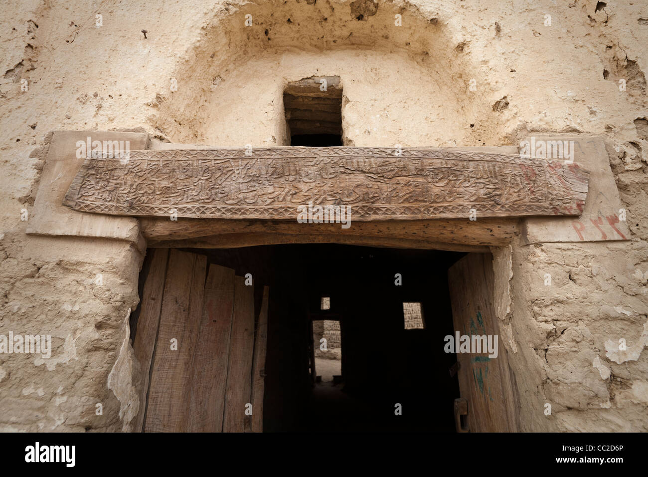 Porte sculptée de l'islam dans le village historique d'El-Qasr à Dakhla Oasis. Désert de l'Ouest, l'Egypte Banque D'Images