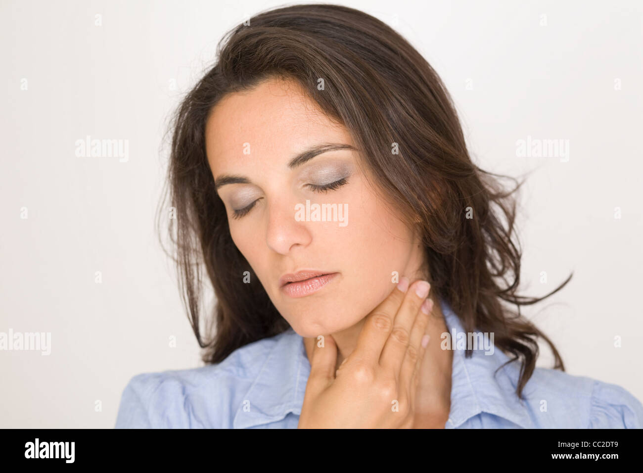 Jeune femme avec mal de gorge isolé sur fond blanc Banque D'Images