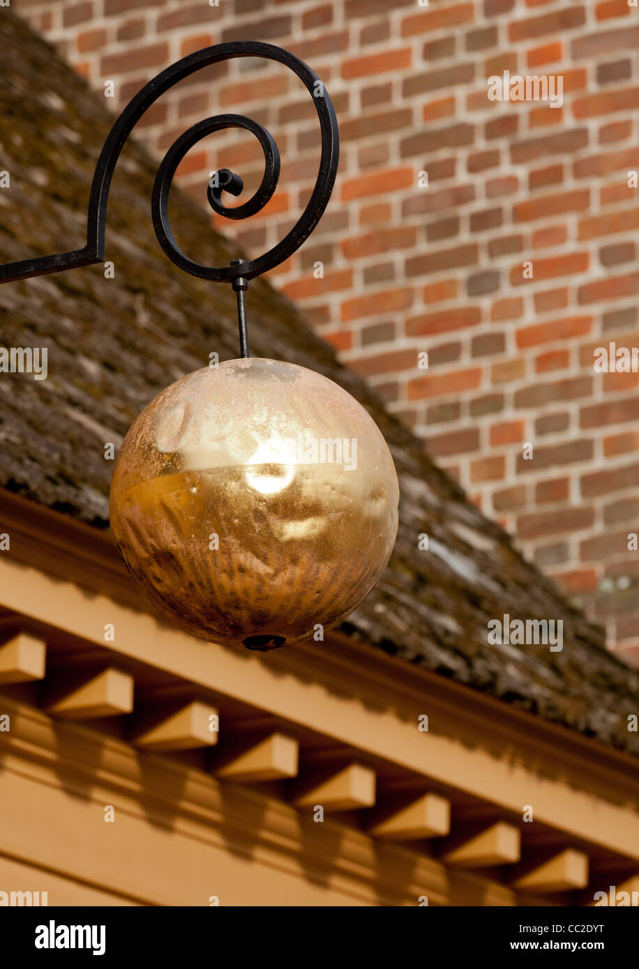 Sphère d'or en face de vieux bijoux shop Banque D'Images