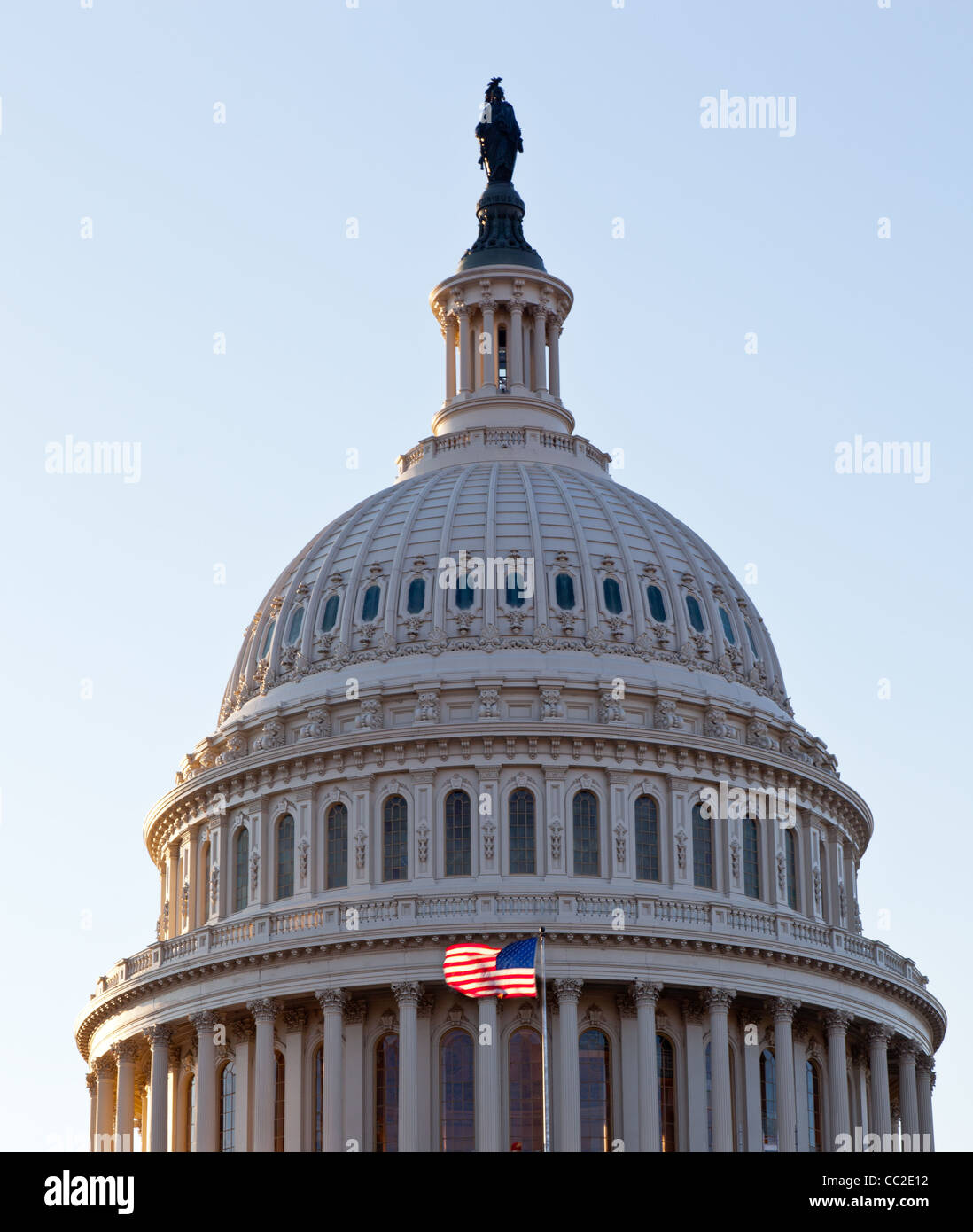 US drapeau flotte devant le Capitole à Washington DC Banque D'Images
