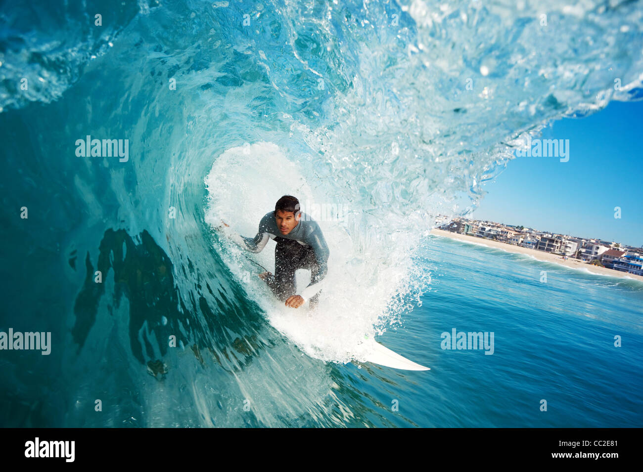 Surfer sur la vague de l'océan bleu Banque D'Images