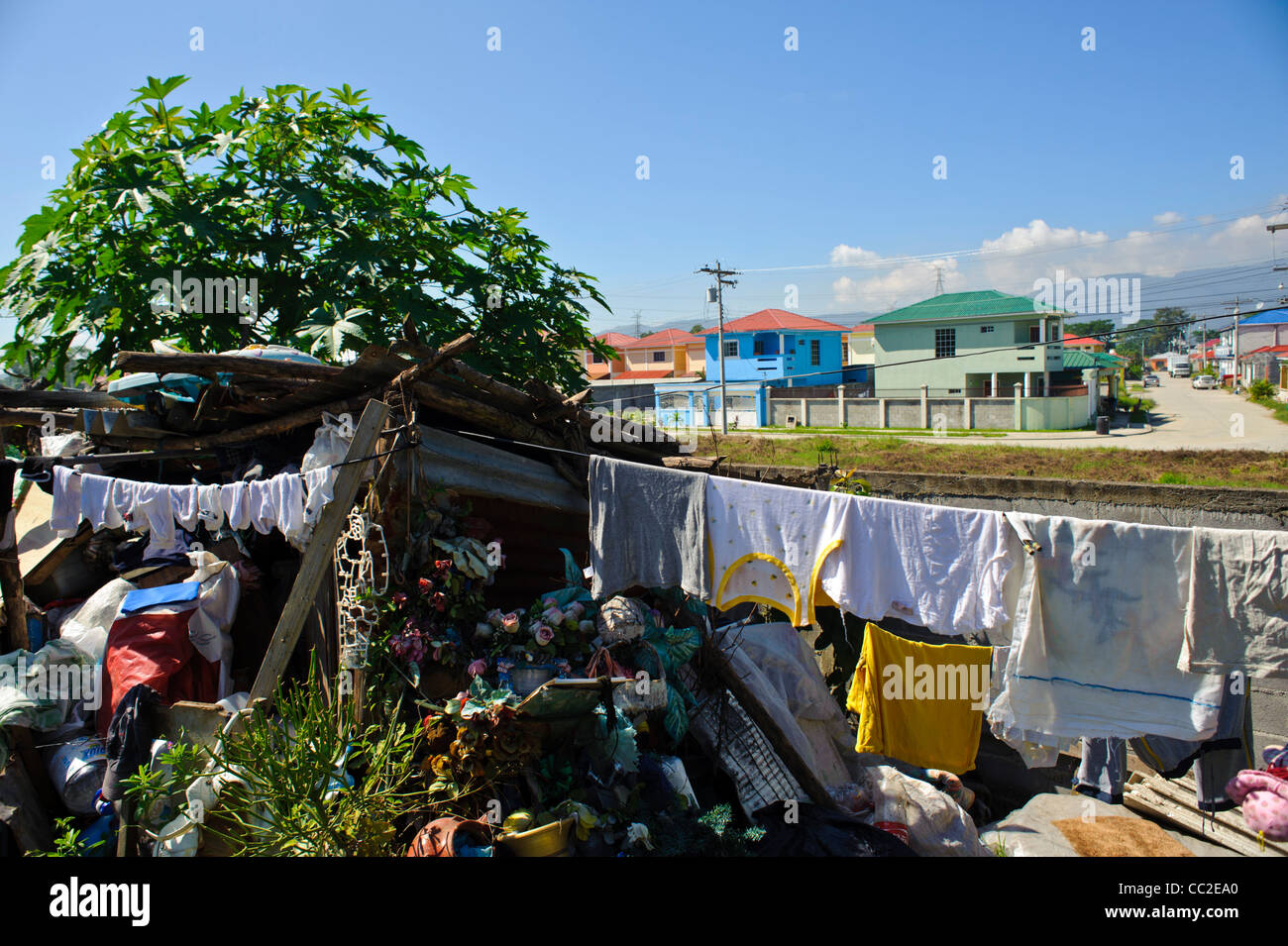 Une étude de contraste entre un barrio pauvres et la classe moyenne qui la borde à San Pedro Sula, Honduras Banque D'Images