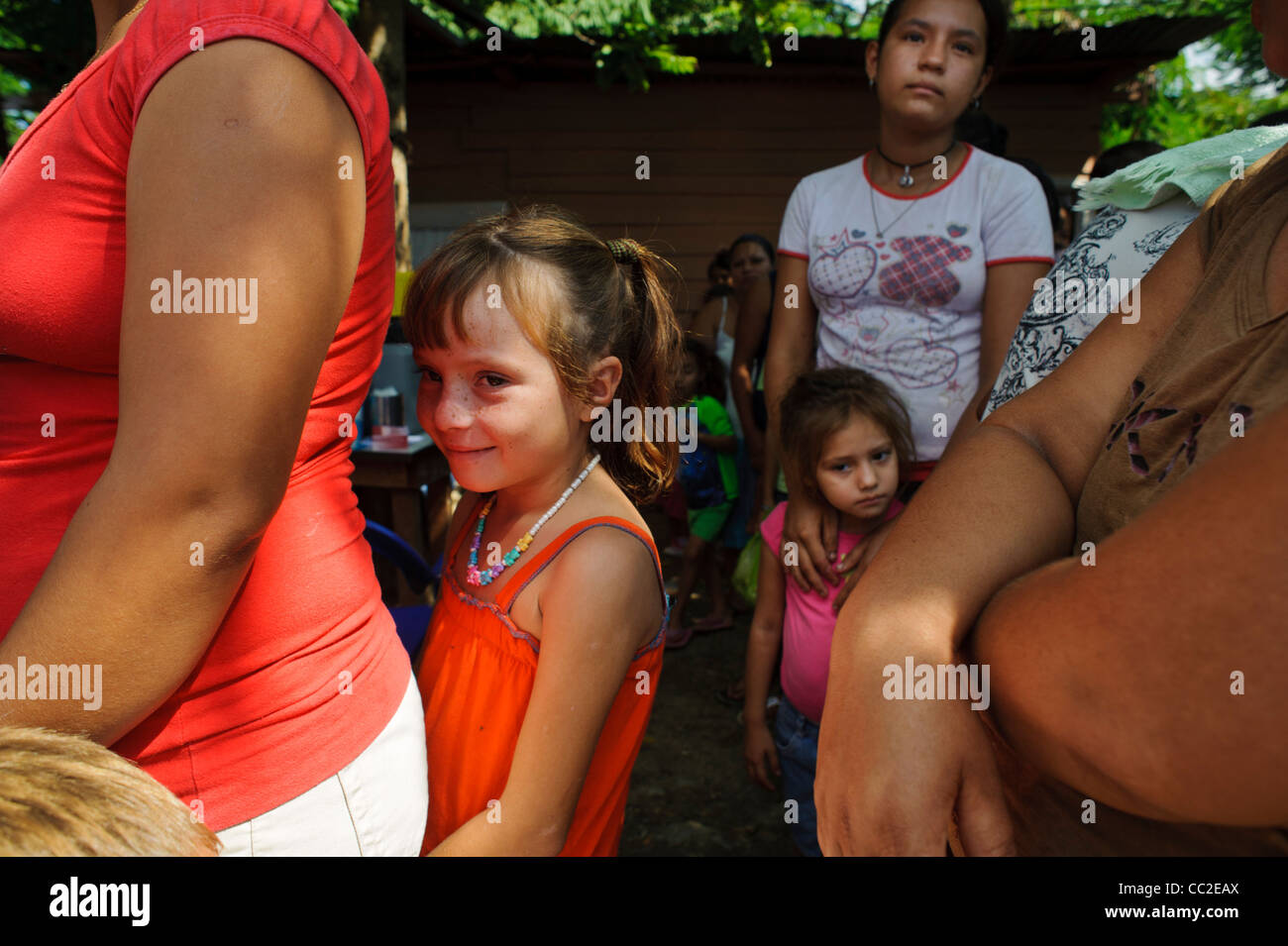 La queue à une clinique médicale gratuite à Los Bordos un pauvre Barrio de San Pedro Sula au Honduras Banque D'Images