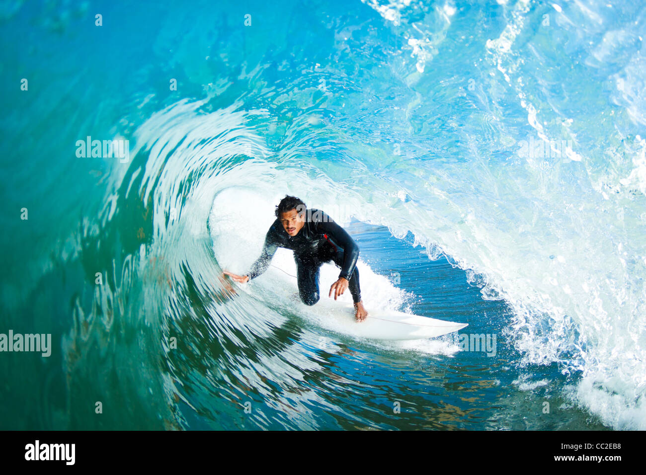 Surfer sur la vague de l'océan bleu dans le tube Banque D'Images