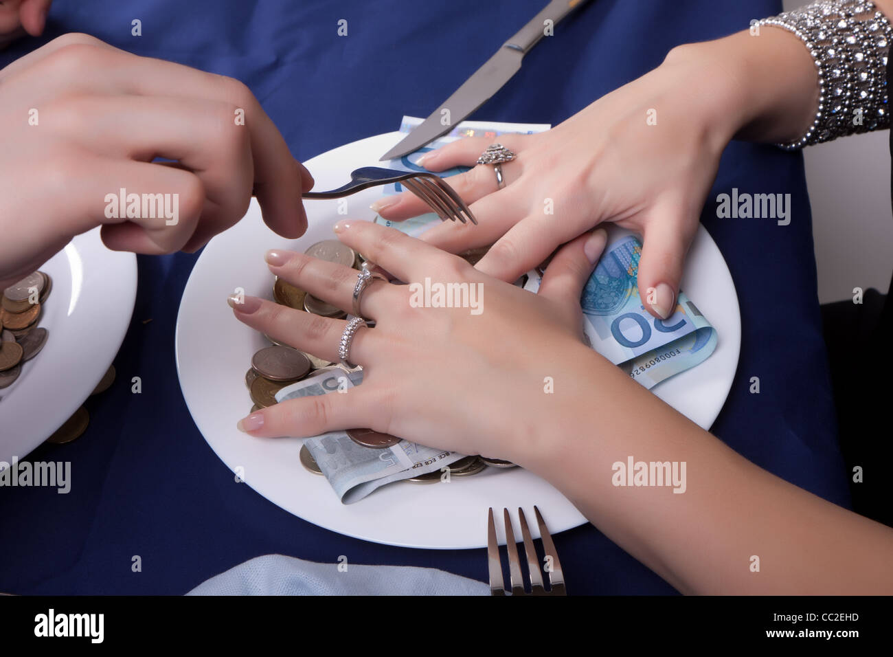 Photo de la main avec une fourchette pour l'argent Banque D'Images