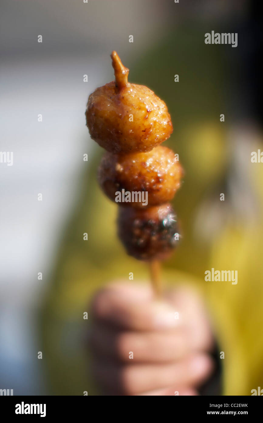 Boules de riz sur stick Banque D'Images